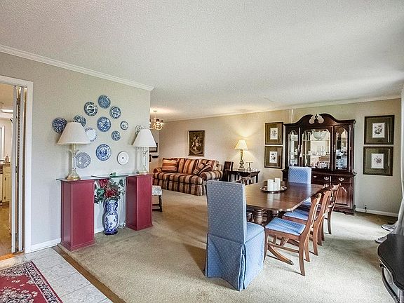 4th image of 29 Coachlight Dr