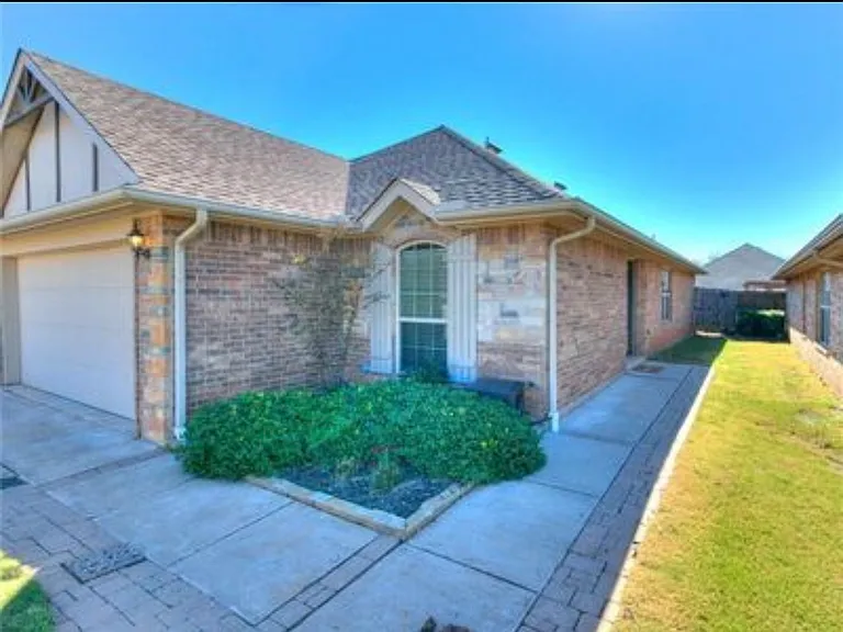 2400 Golden Ln — Photo 5
