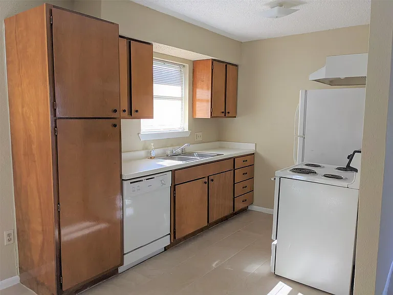 915 Alexander St #3 — Photo 2