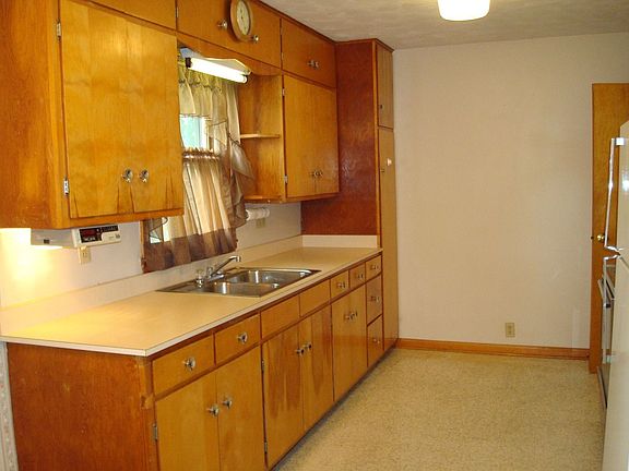 3rd image of 620 W South St