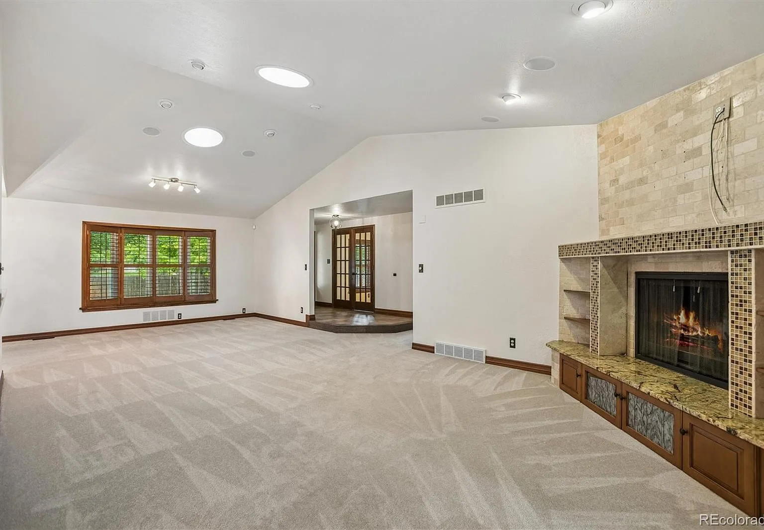 4 bed, 3.5 bath, 3288 sqft, $3,950 — Photo 4