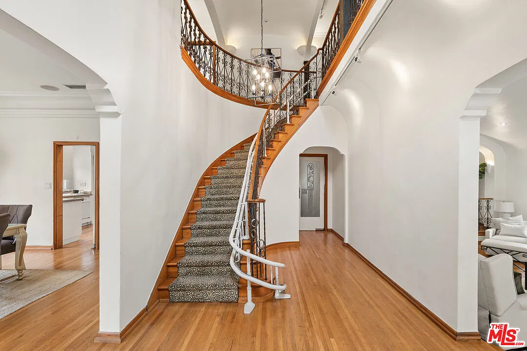 3 bed, 3.5 bath, 4352 sqft, $12,490 — Photo 3