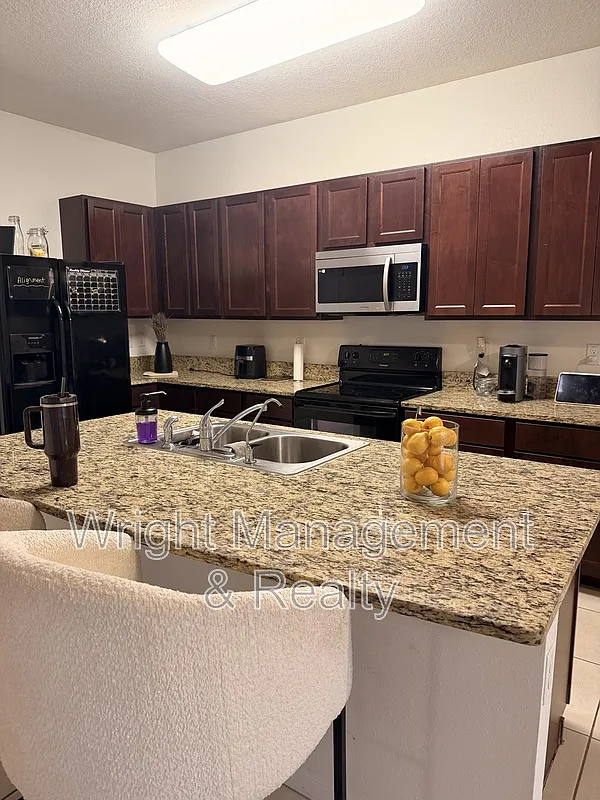 3 bed, 2.5 bath, 1707 sqft, $2,200 — Photo 3