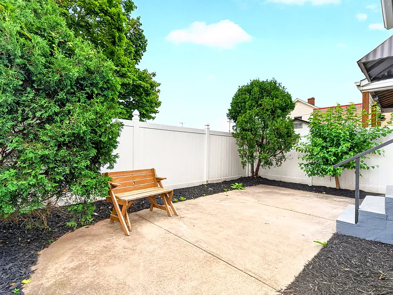 410 Kendall St — Photo 16