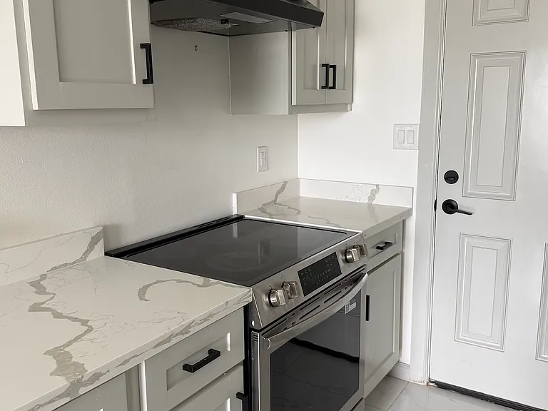 1373 Daytona Bch — Photo 3