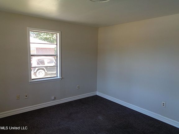 5th image of 104 Rollins Dr