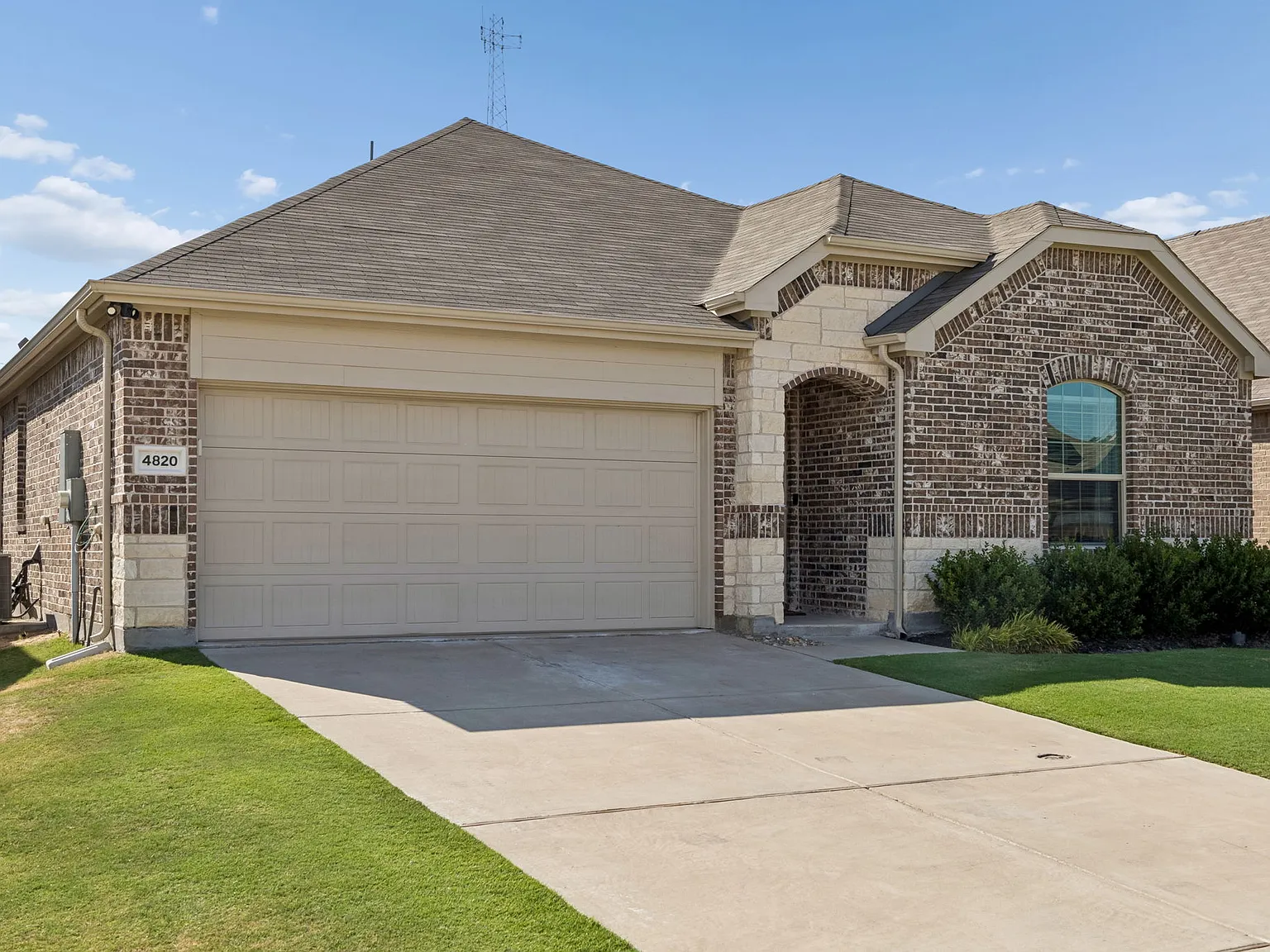 4 bed, 1994 sqft, $2,200 — Photo 1