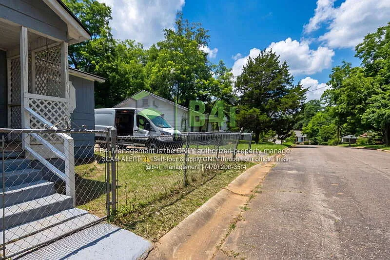 3 bed, 1.0 bath, 1028 sqft, $1,295 — Photo 2