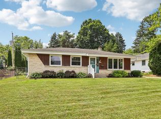 N84W18355 Seneca Ct, Menomonee Falls, WI