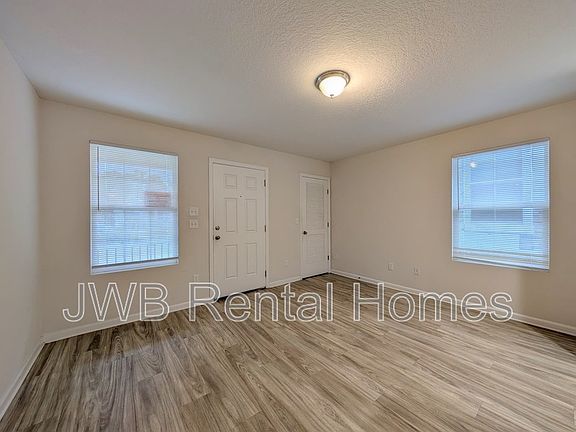 4th image of 1118 Evergreen Ave