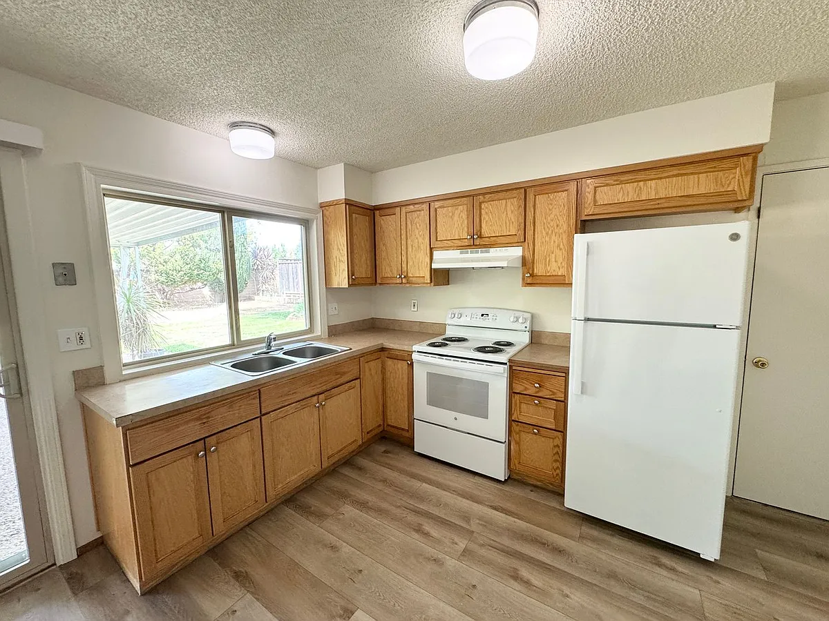 Building Photo - 724 Saturn Way