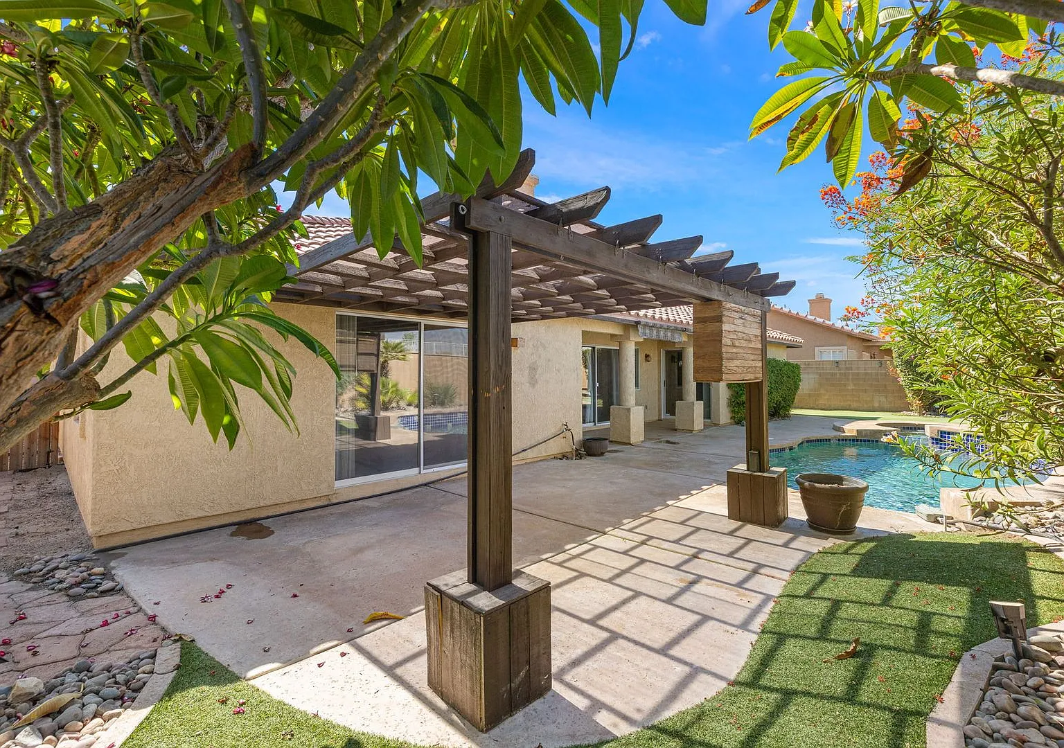 Pool Home in Bella Vista — Photo 4