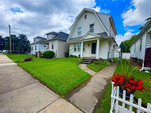 942 2nd St, Wyandotte, MI 48192
