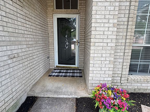 2nd image of 907 Red Oak Dr