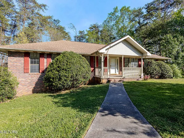 1421 Lincolnshire Dr, Maryville, TN 37803