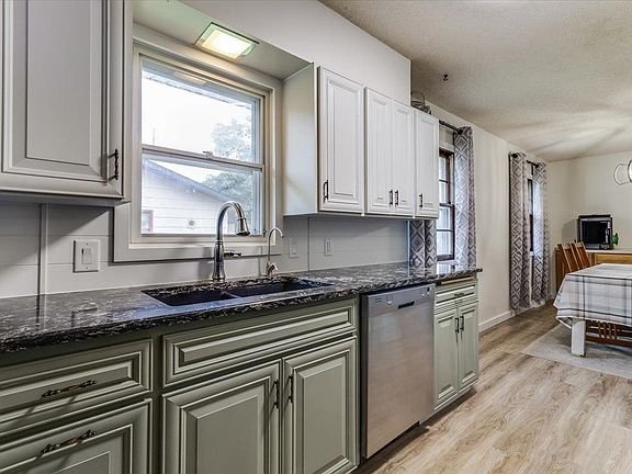 5th image of 528 Sweezy St