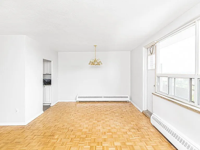 240 Mohawk Rd E — Photo 10