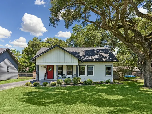 705 4th St, Sealy, TX 77474