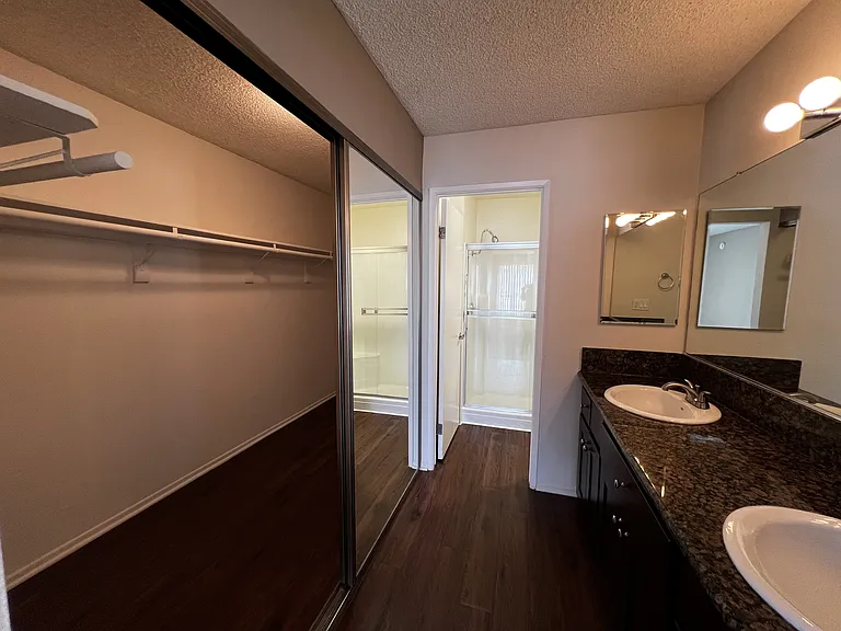 Versailles on the Lake Apartments — Photo 16