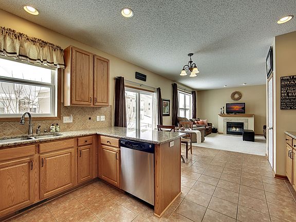 3rd image of 818 Sutherland Dr