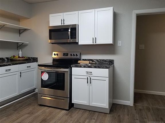 4th image of 801 S Main St