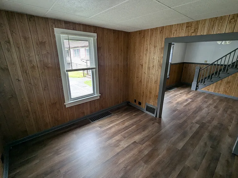 1031 Mount Tom Rd — Photo 11