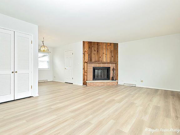 4th image of 921 Stratford Ln