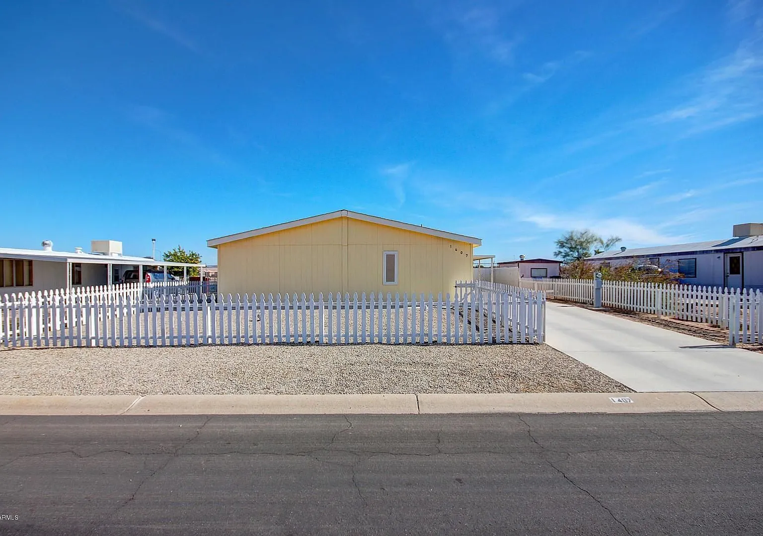 Nice 3 bed 2 bath modular home in East Mesa! — Photo 2