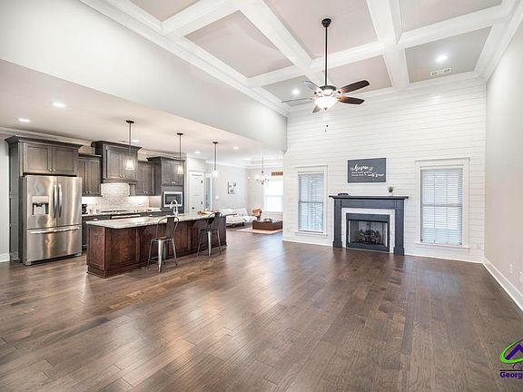 3rd image of 216 Rustic Live Oak Trl