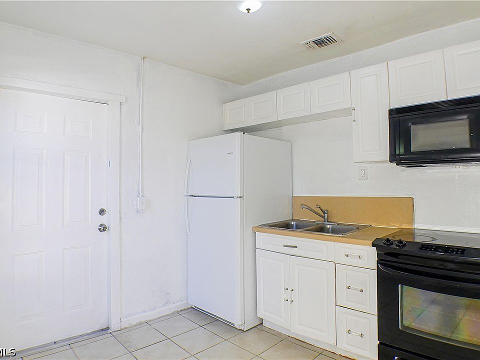 1st image of 3042 Douglas Ave