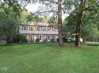 40 Sturbridge Ln, Trumbull, CT 06611