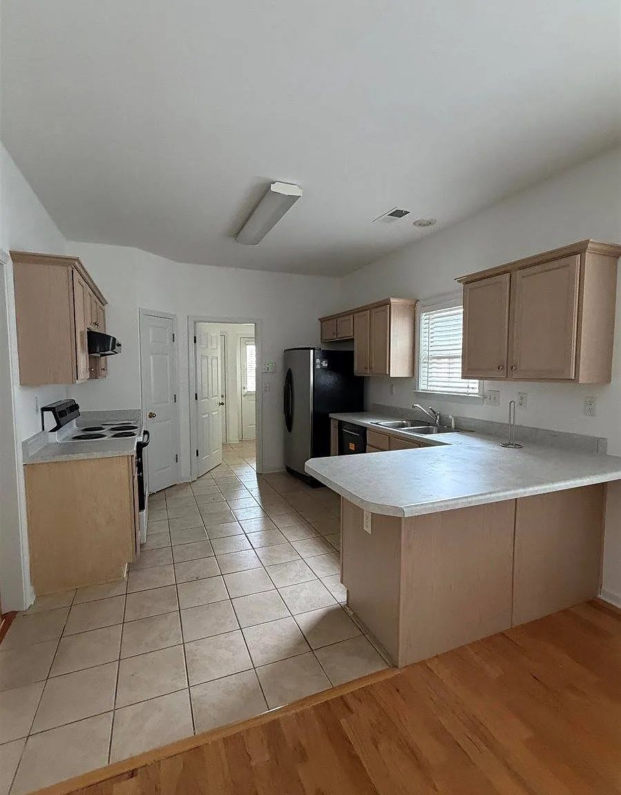 3 bed, $2,050 — Photo 2