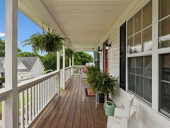 4th image of 140 Apple Valley Ct NE