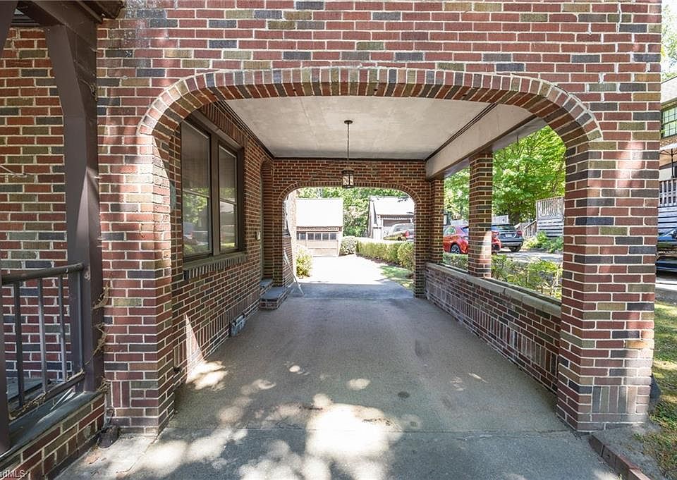 46th image of 224 W Colonial Dr