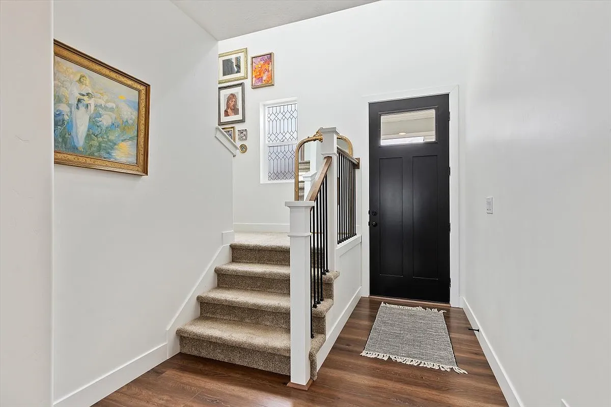 3 bed, 2.5 bath, 2601 sqft, $2,385 — Photo 2