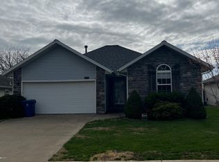 1521 S Lone Pine Ave, Springfield, MO 65804