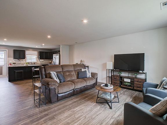 4th image of 864 Sequoia Dr