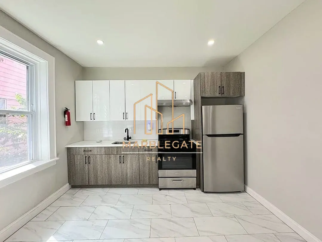 2 bed, 850 sqft, $2,050 — Photo 2
