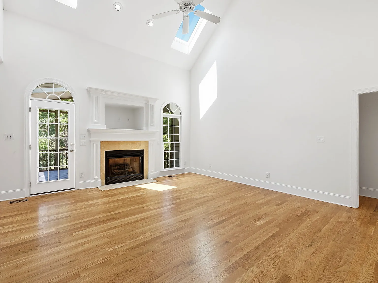 4 bed, 2437 sqft, $2,595 — Photo 4