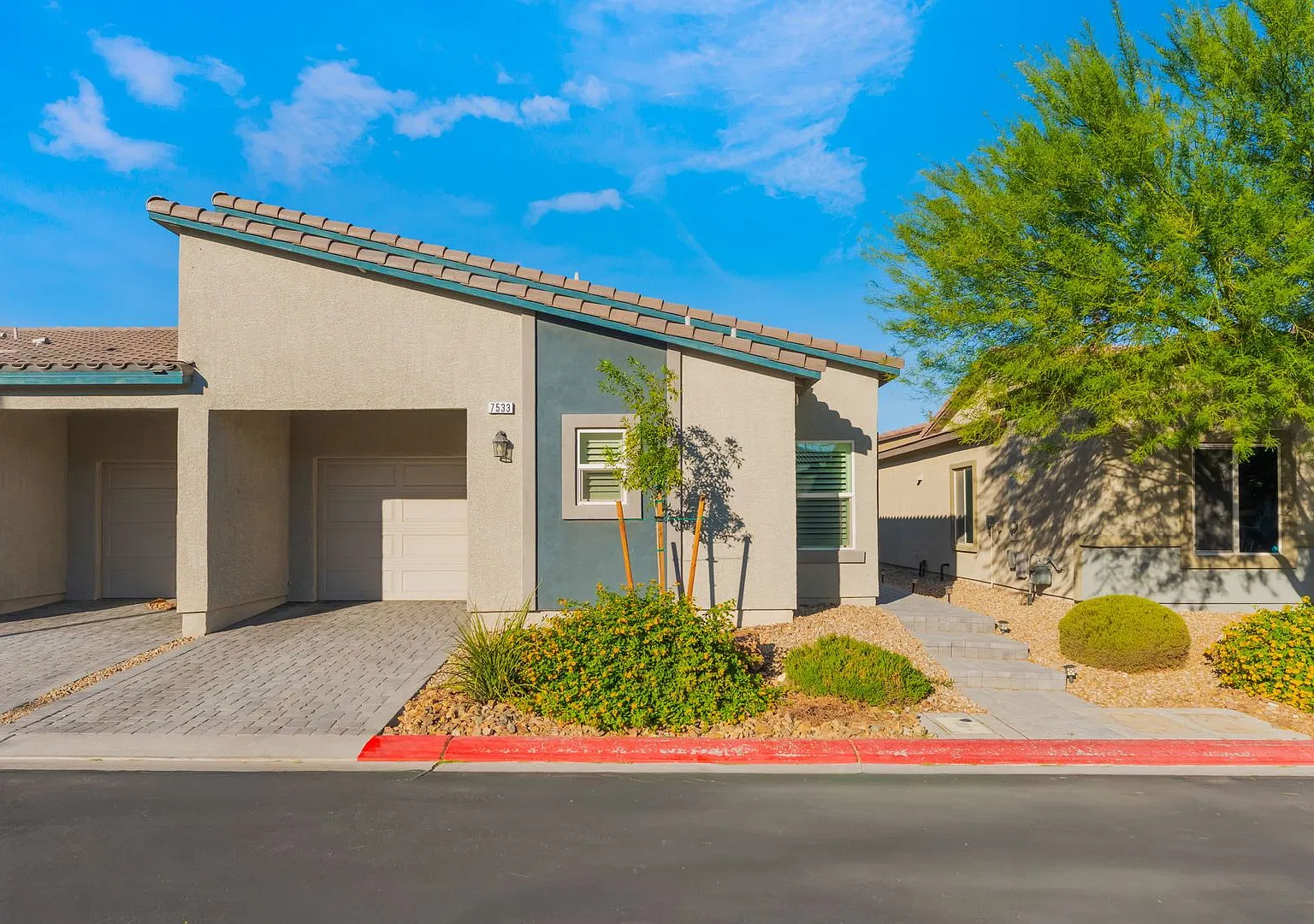 Welcome to this inviting townhome in the desirable Mira & Rigel Pointe at Valley Vista community ... — Photo 1