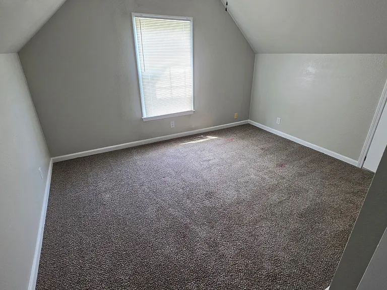 385 Louise Ln — Photo 7