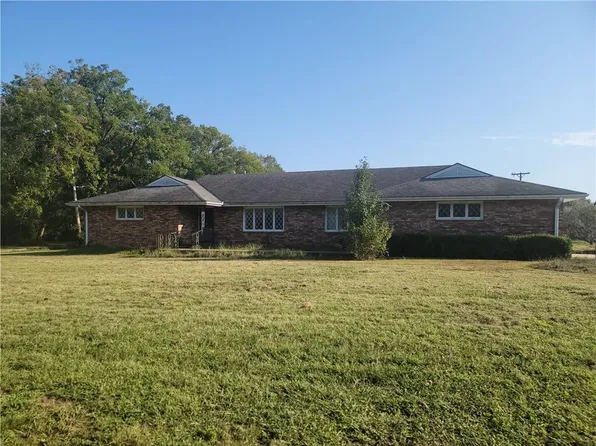 3215 W 8th St, Coffeyville, KS 67337