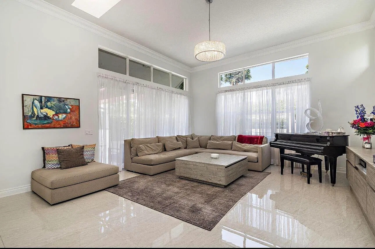5 bed, 4.0 bath, 3266 sqft, $15,000 — Photo 4
