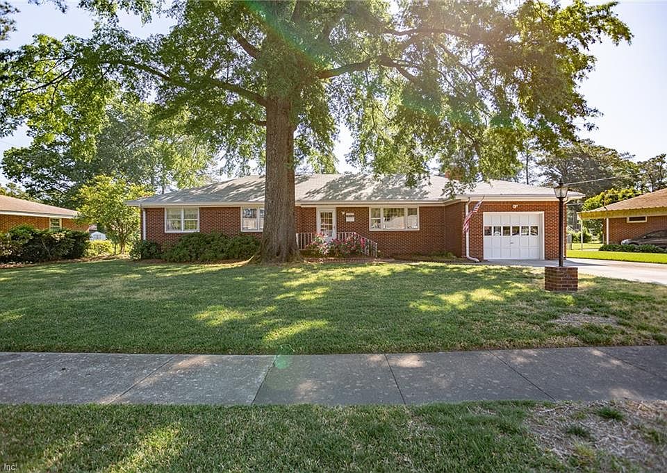 Full Brick Home in Excellent Condition ! 