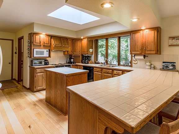 3rd image of 4213 Oakridge Dr