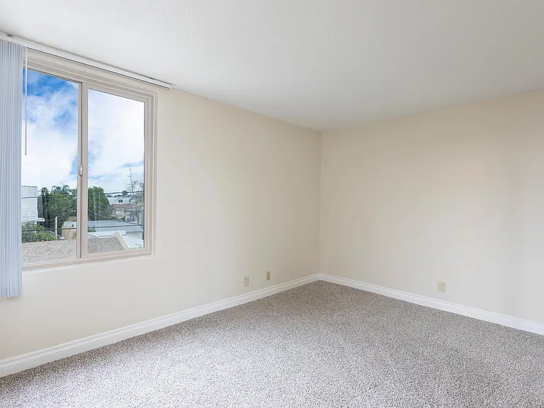 Burbank Gardens Apartments — Photo 8