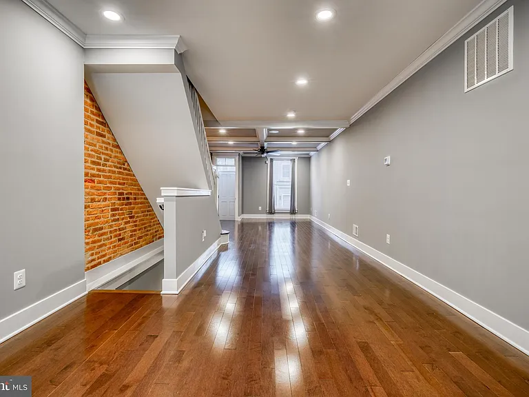 939 S Baylis St — Photo 13