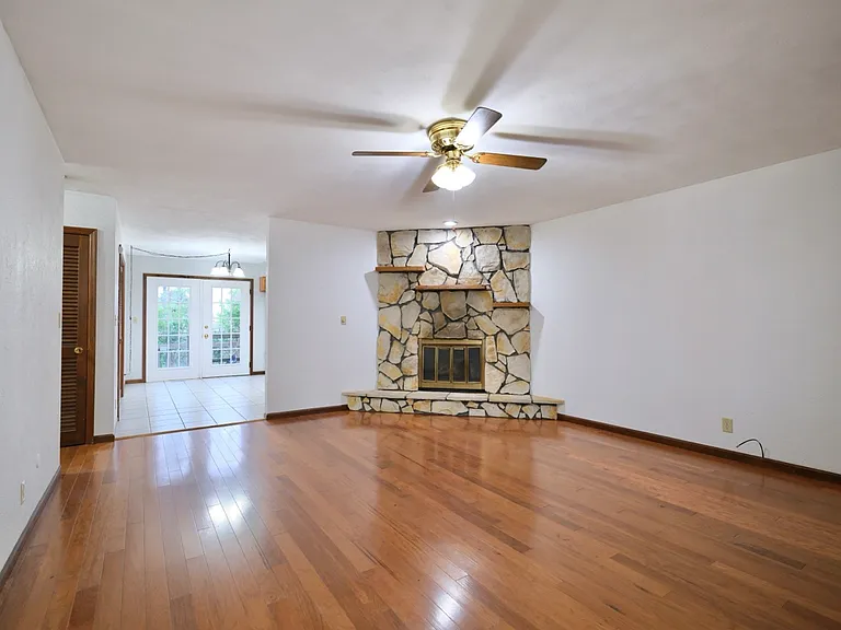 2012 Austin Dr — Photo 1
