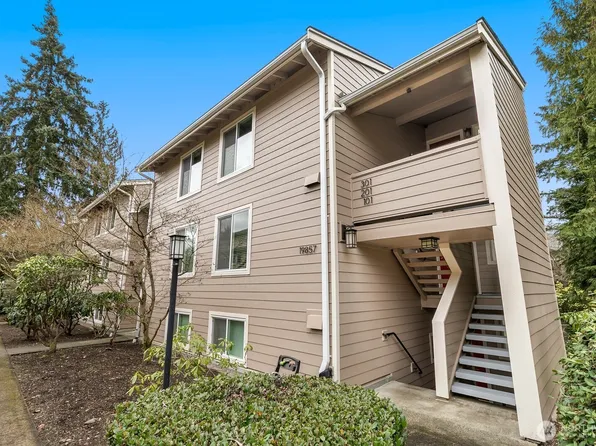 19857 25th Avenue NE #105, Shoreline, WA 98155