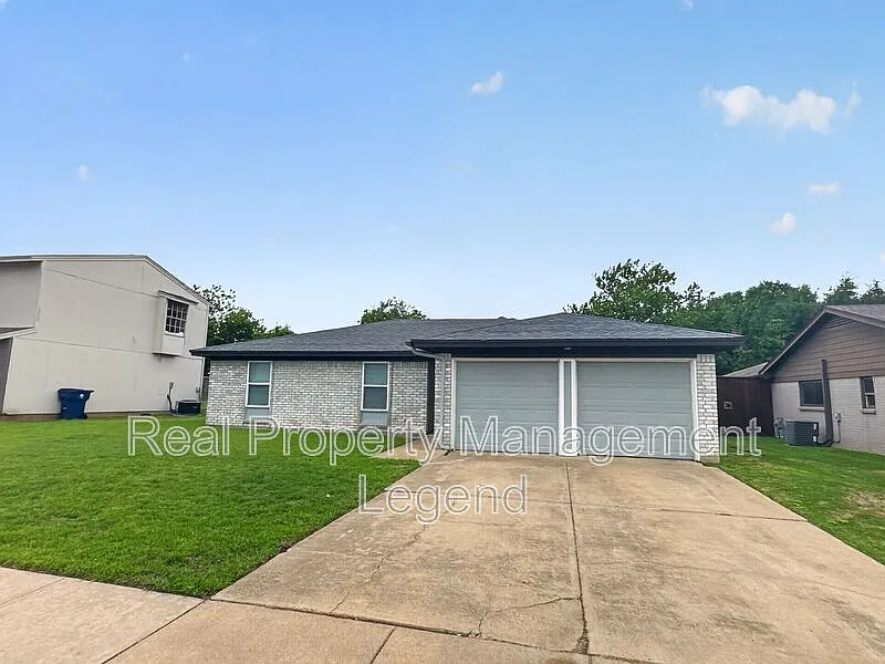 3 bed, 2.0 bath, 1284 sqft, $1,945 — Photo 2